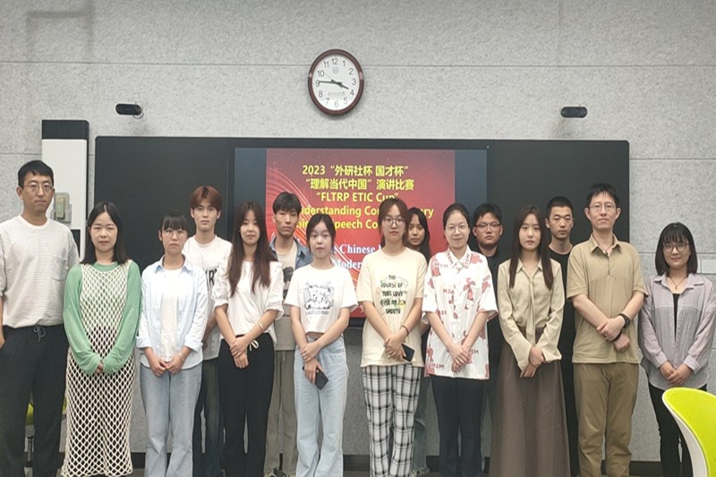 _图为参赛选手与评委老师合影.jpg _图为参赛选手与评委老师合影.jpg