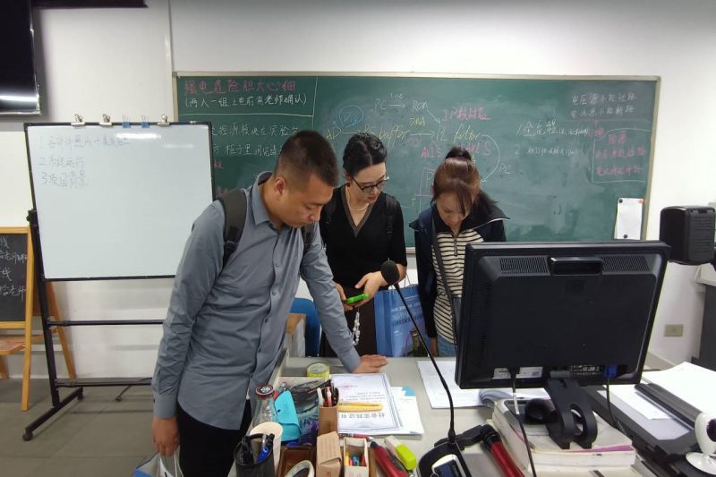 参观电子信息专业国家级实验教学示范中心.jpg 参观电子信息专业国家级实验教学示范中心.jpg