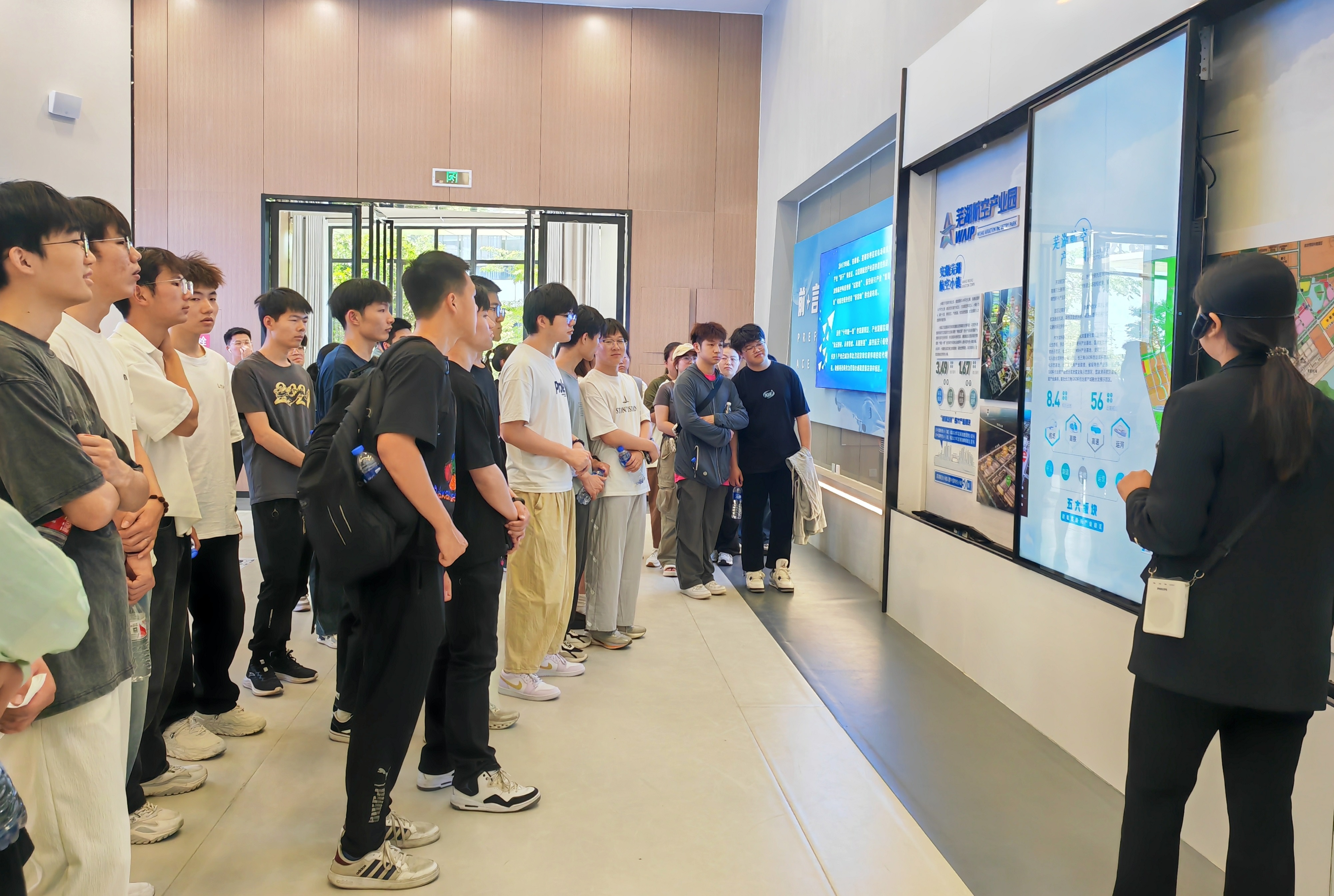 参观-1.jpg 参观-1.jpg