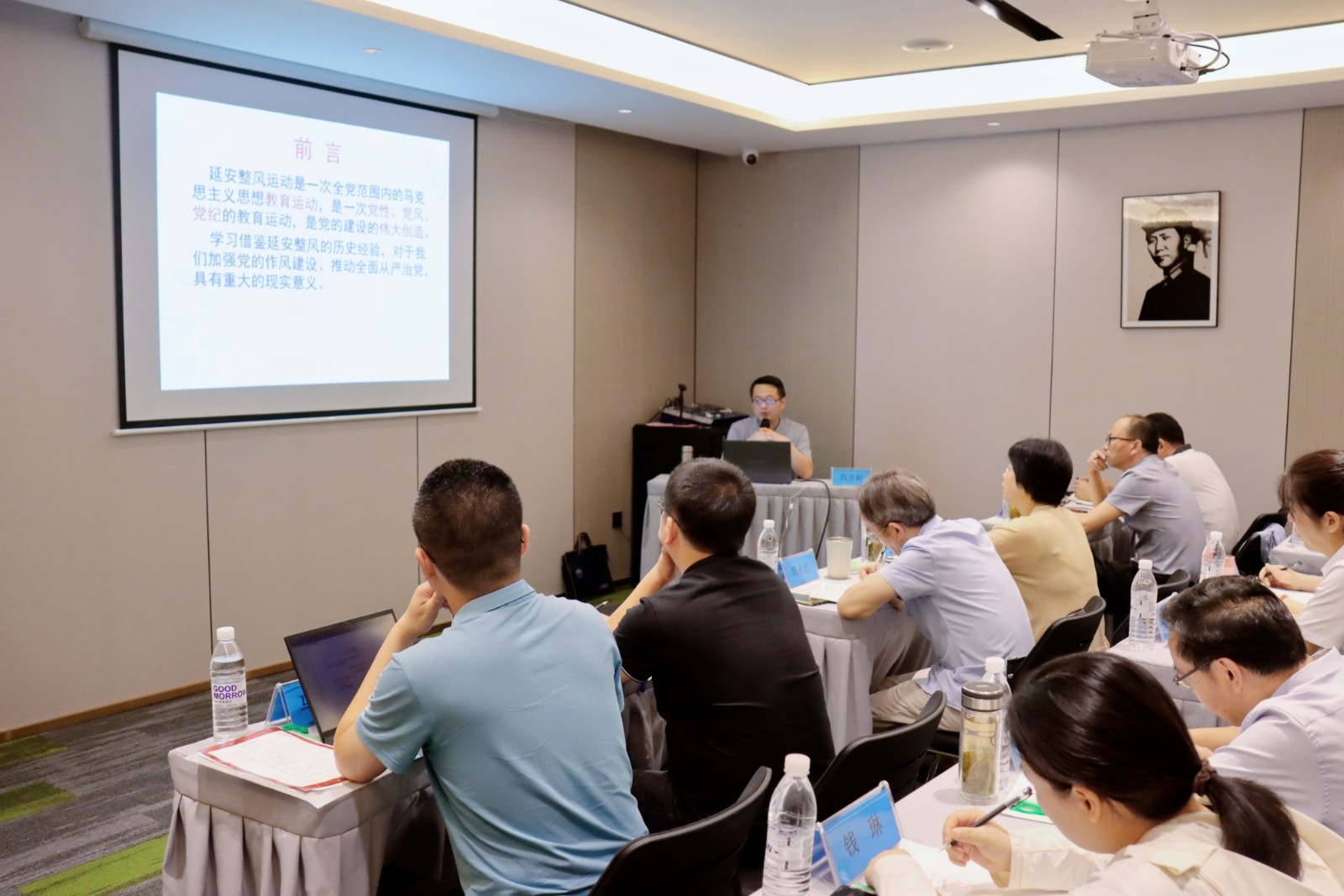 理论学习现场.jpg 理论学习现场.jpg