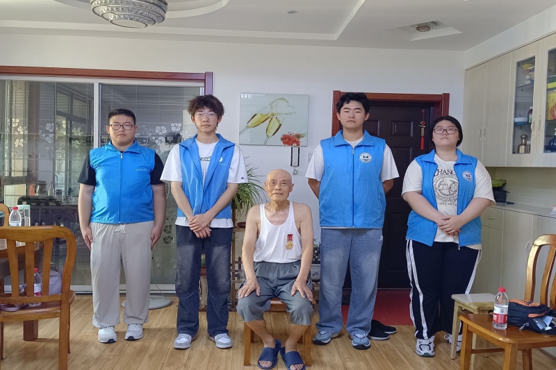 图为实践团与退伍老兵合影.jpg