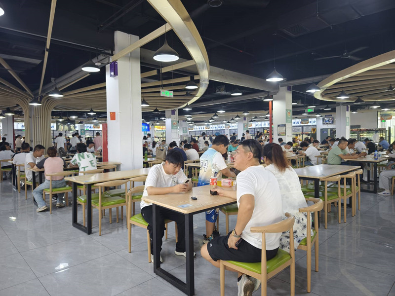 迎新食堂就餐.jpg