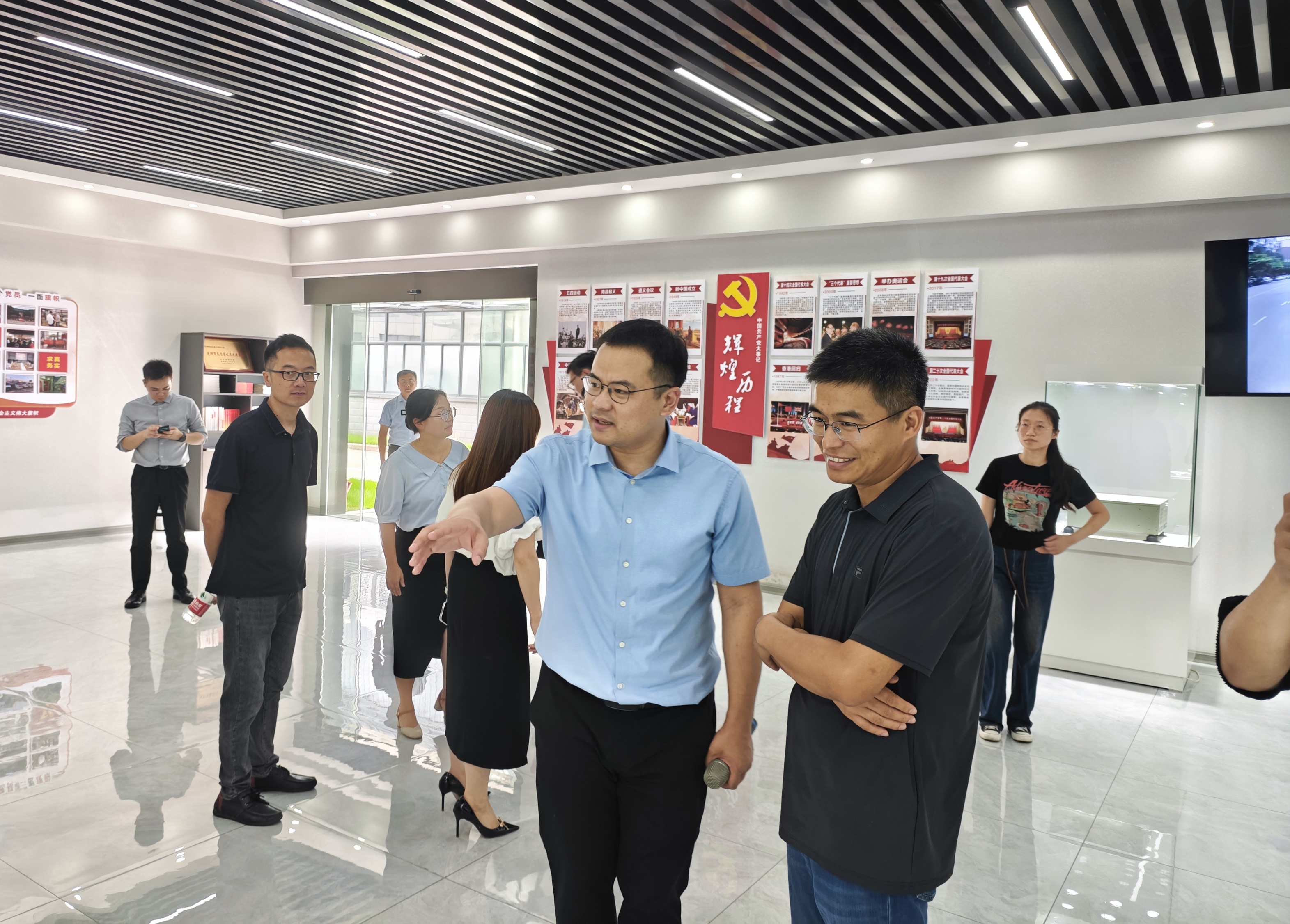 参观.jpg 参观.jpg