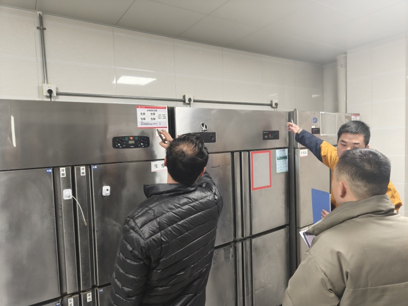 图为检查组查看冷藏设施配备及使用情况_副本.jpg
