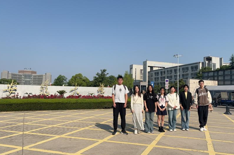 5名学生与带队教师于安徽大学参加省级决赛.png