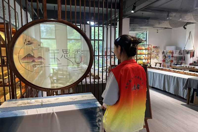 图片 1 实践队参观实践基地.jpg