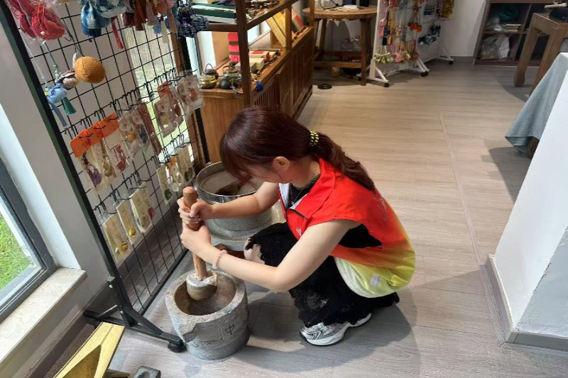 图片 3 团队成员进行锤香.jpg