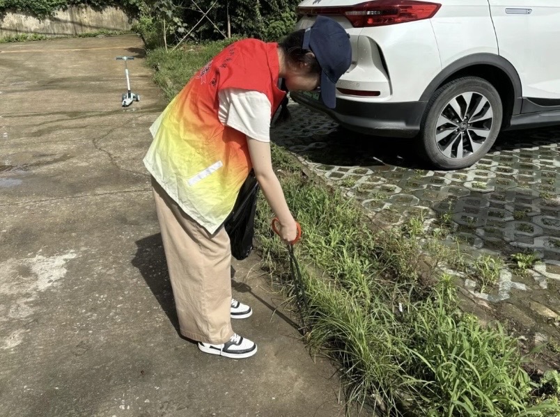 图为实践团成员深入社区进行垃圾清理所拍.jpg