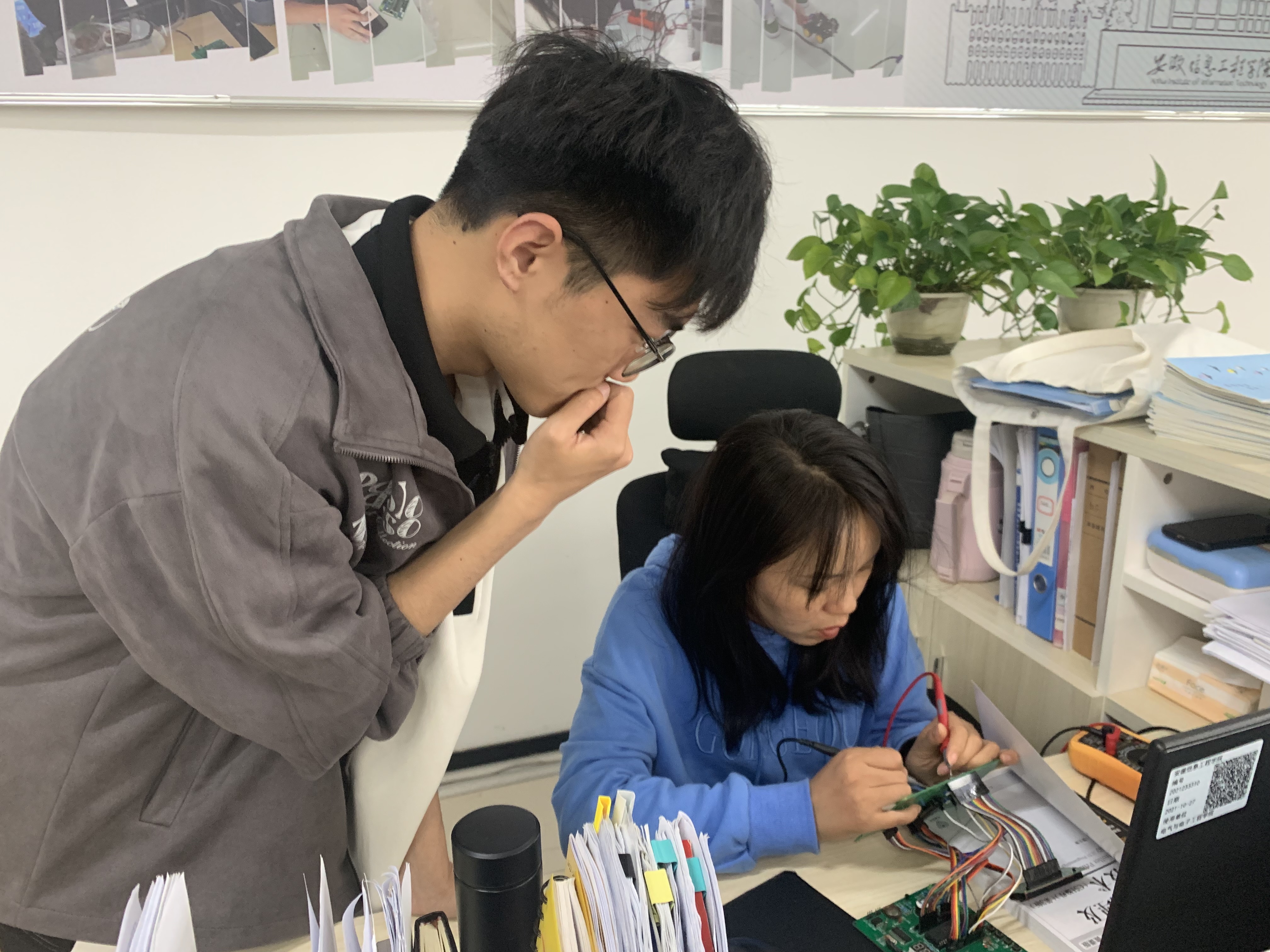 指导学生1.JPG 指导学生1.JPG